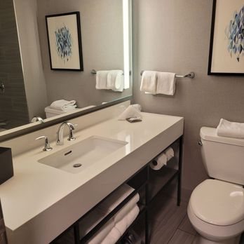 Hyatt Regency Louisville — Bathroom