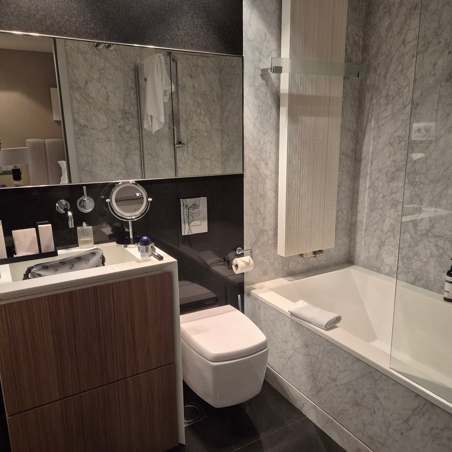 Hyatt Regency Madrid Residences — Bathroom