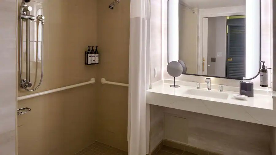 Hyatt Regency Reston — Bathroom