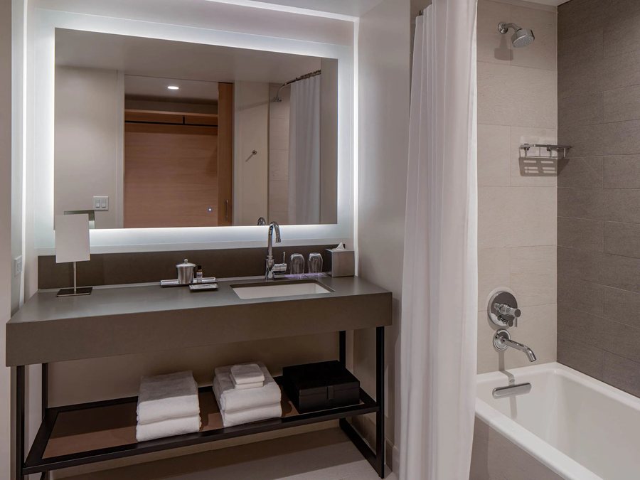 Hyatt Regency Seattle — Bathroom