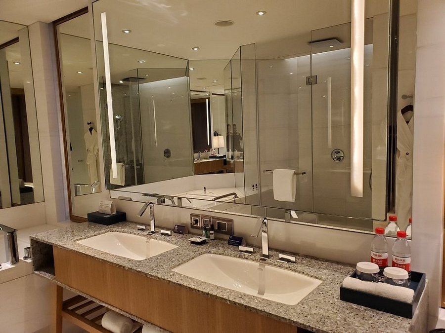 Hyatt Regency Shanghai Wujiaochang — Bathroom