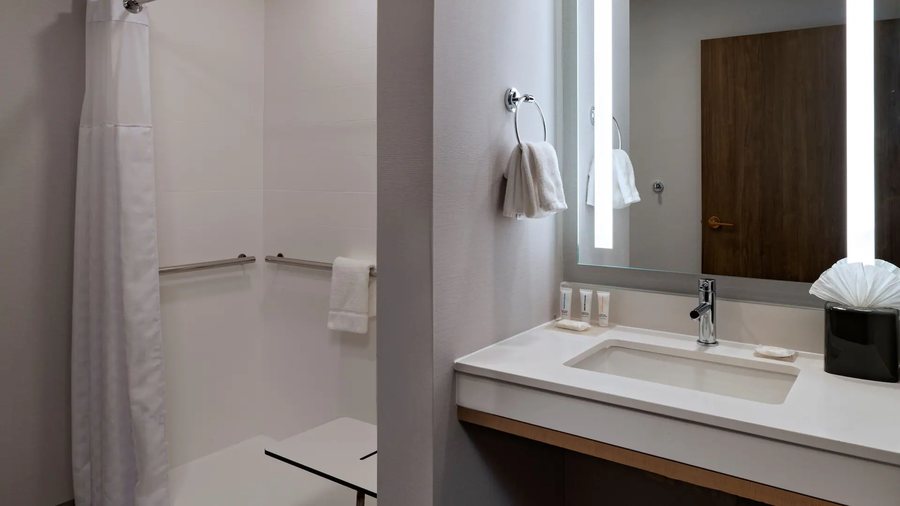 Hyatt Regency Tulsa Downtown — Bathroom