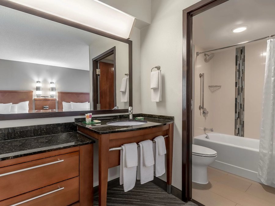 Hyatt Select Richmond Chester — Bathroom
