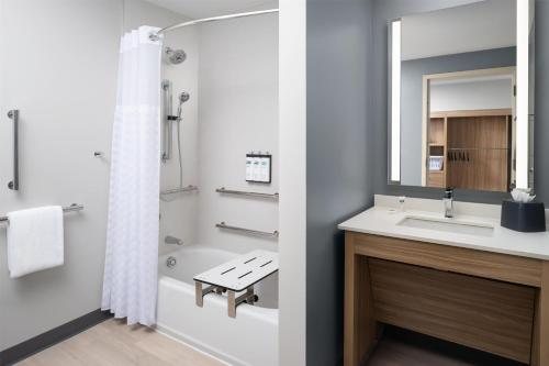 Hyatt Studios Mobile Tillmans Corner — Bathroom
