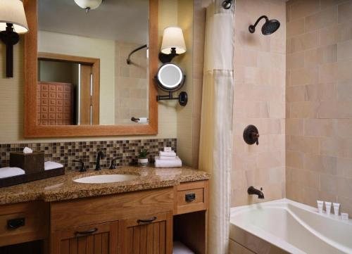 Hyatt Vacation Club At Desert Oasis — Bathroom
