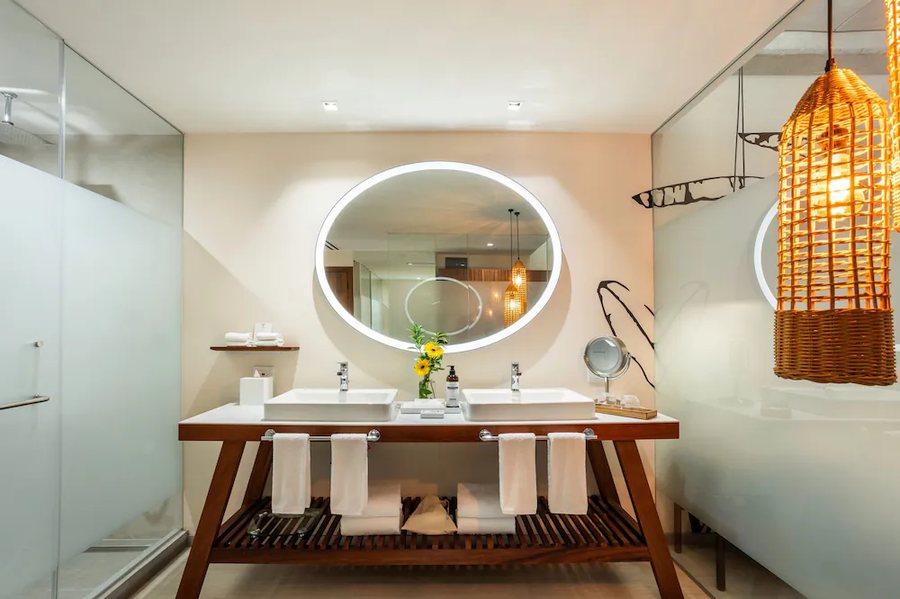 Hyatt Vivid Grand Island — Bathroom