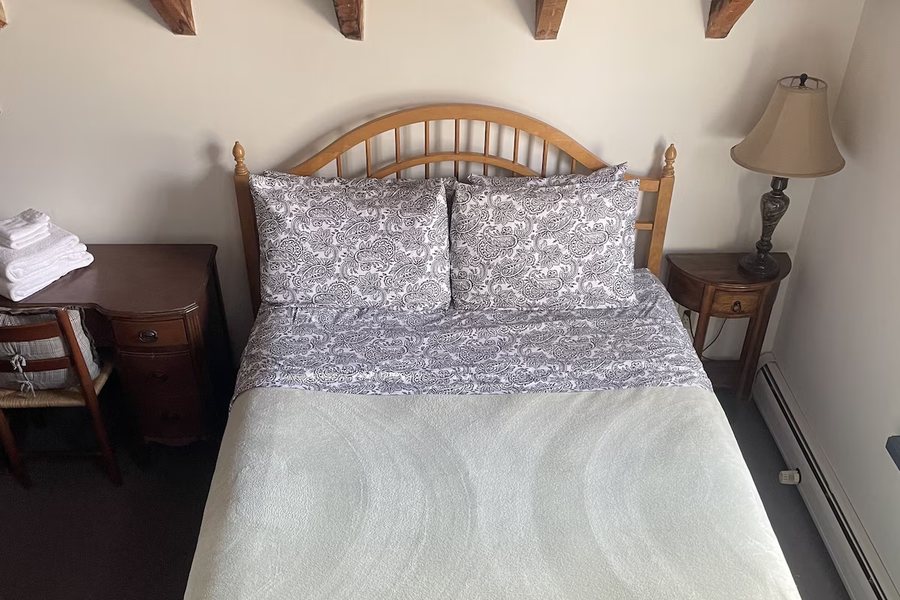 Hyde Away Inn — Guest room