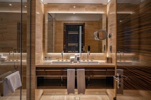 Hyde Hotel Dubai — Bathroom