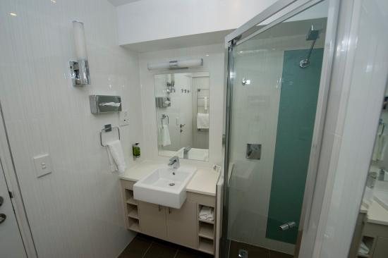 Hyde Park Inn — Bathroom