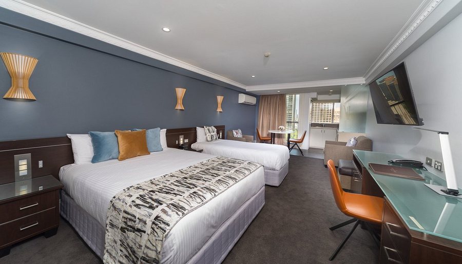 Hyde Park Inn — Guest room