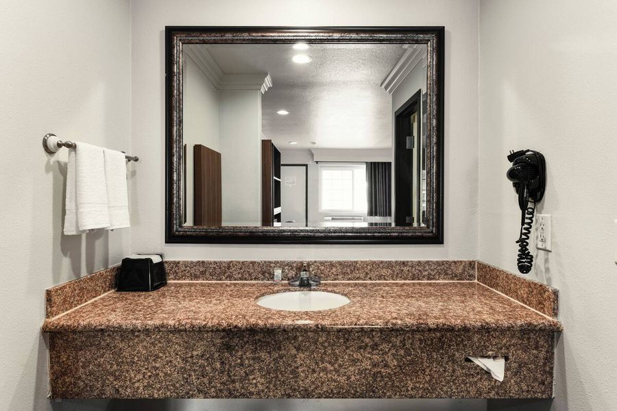 Hyland Inn Near Legoland — Bathroom