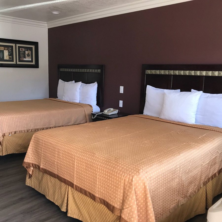 Hyland Inn Near Legoland — Guest room