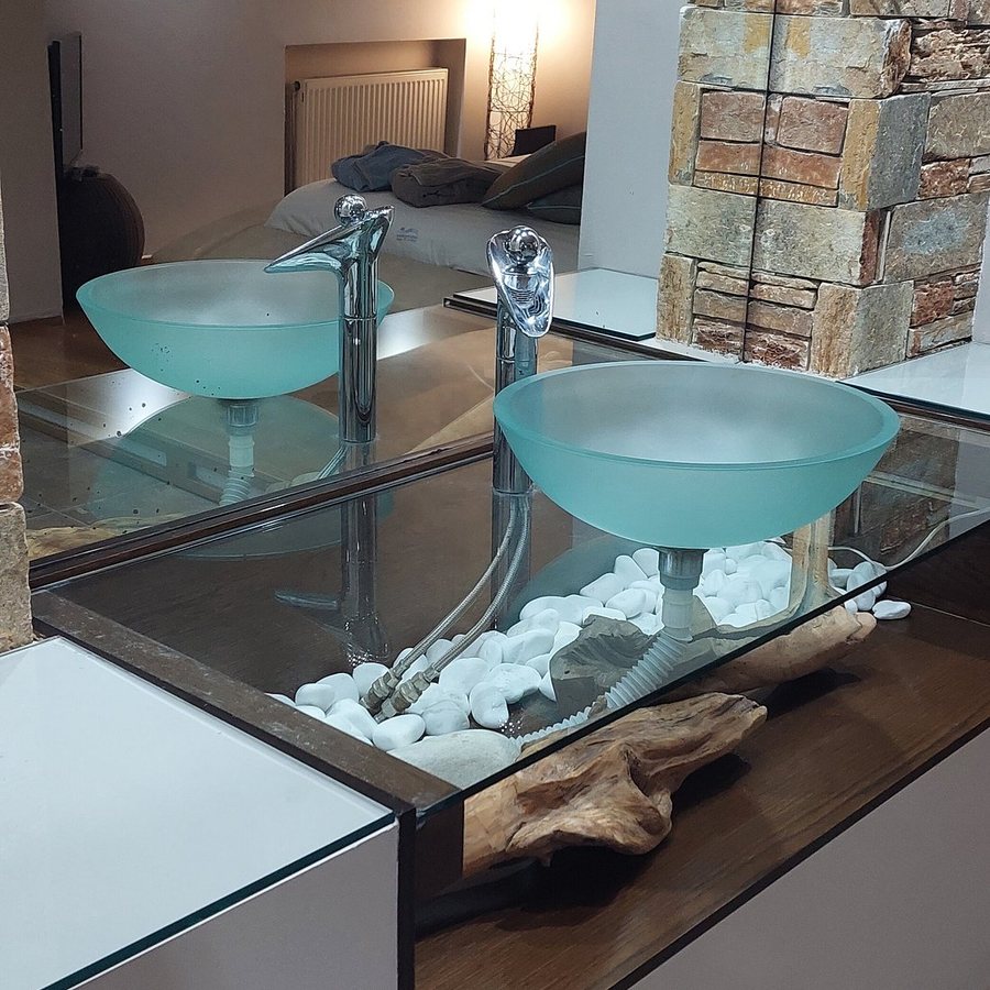 Iakovaki Suites Spa — Bathroom