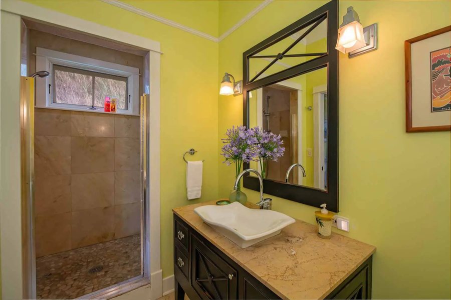 Iao Valley Inn — Bathroom