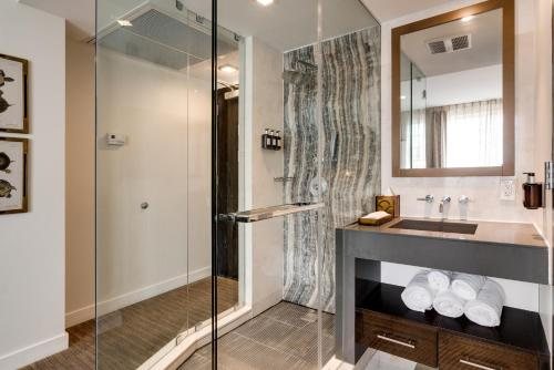 Iberostar Waves Berkeley Shore Miami Beach Florida — Bathroom