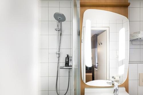 Ibis Amsterdam Centre — Bathroom