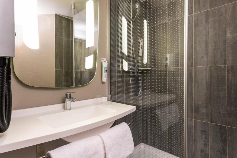 Ibis Amsterdam Centre Stopera — Bathroom