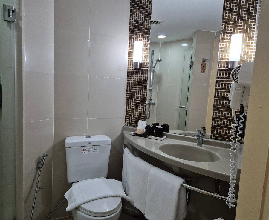 Ibis Bangkok Sathorn — Bathroom