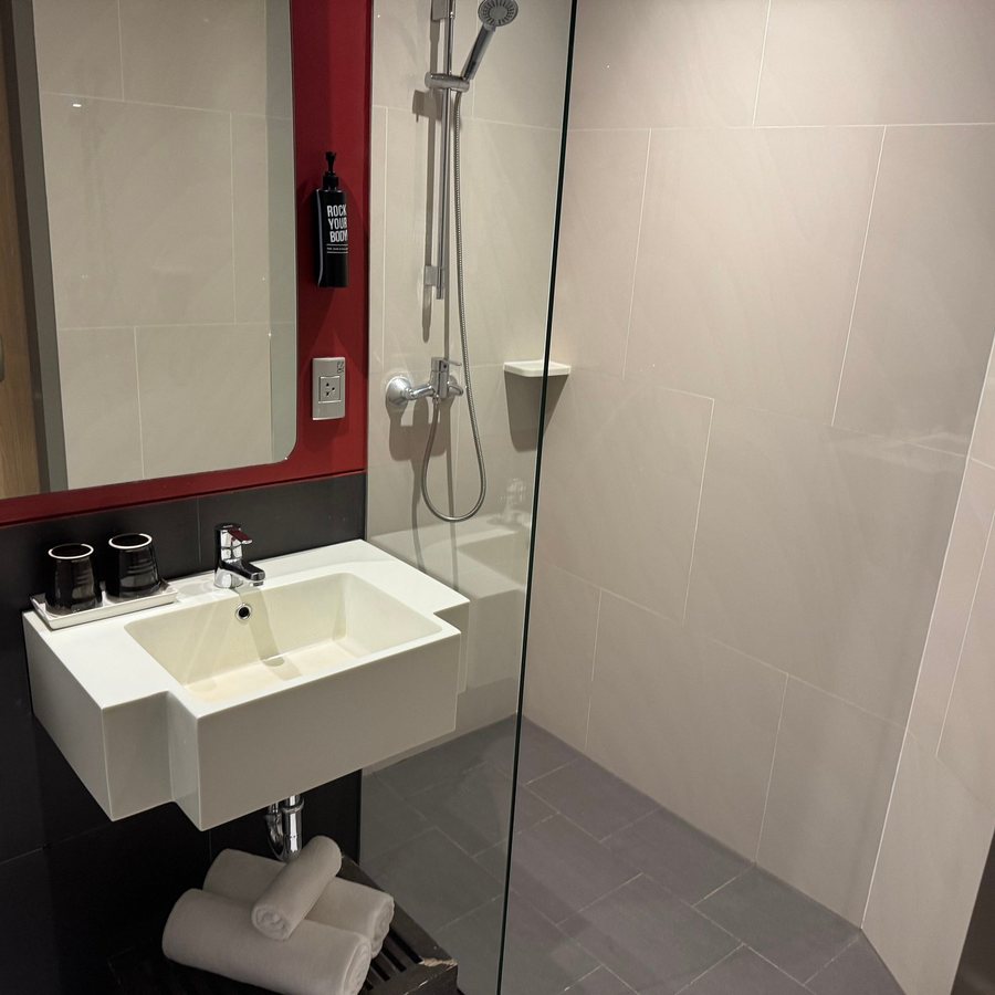 Ibis Bangkok Sukhumvit 24 — Bathroom