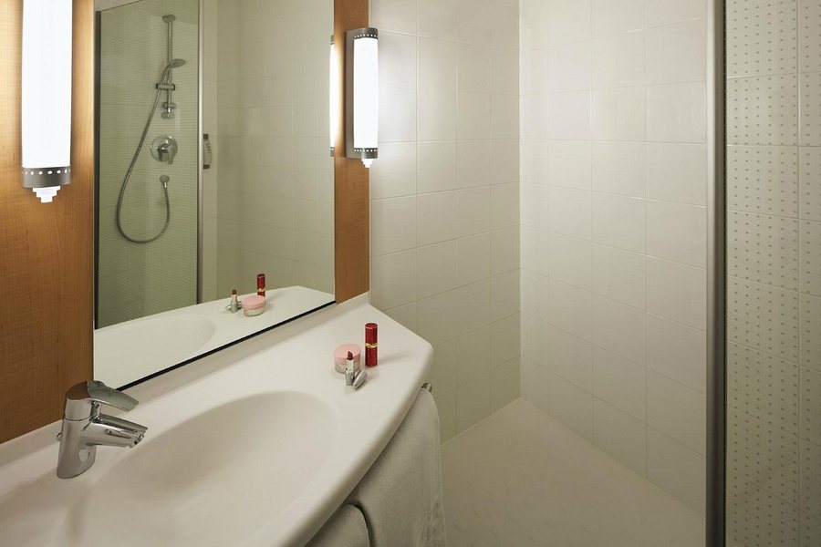 Ibis Barcelona Plaza Glories 22 Barcelona Catalonia — Bathroom