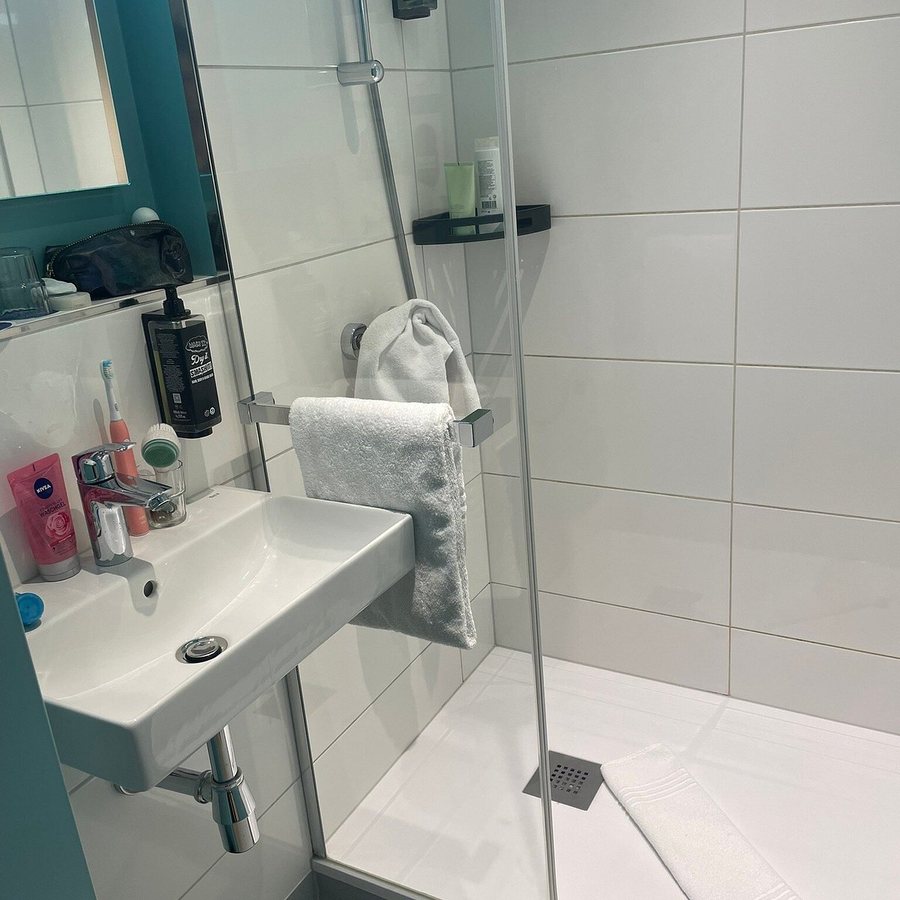Ibis Berlin Kurfuerstendamm — Bathroom