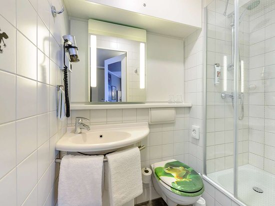 Ibis Berlin Mitte — Bathroom