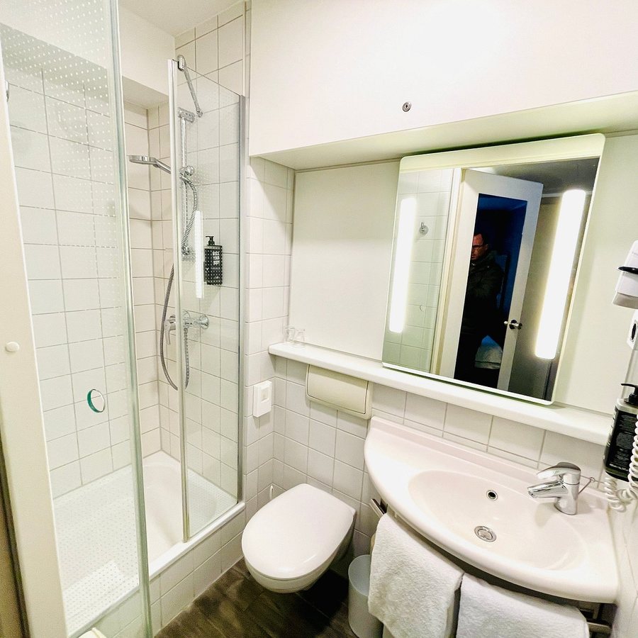 Ibis Berlin Spandau — Bathroom