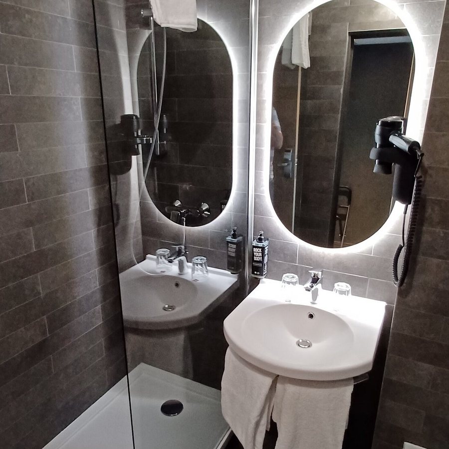 Ibis Budapest Citysouth — Bathroom