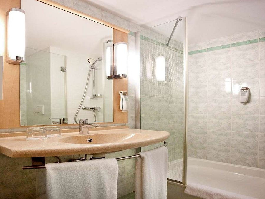 Ibis Budapest Heroes Square — Bathroom