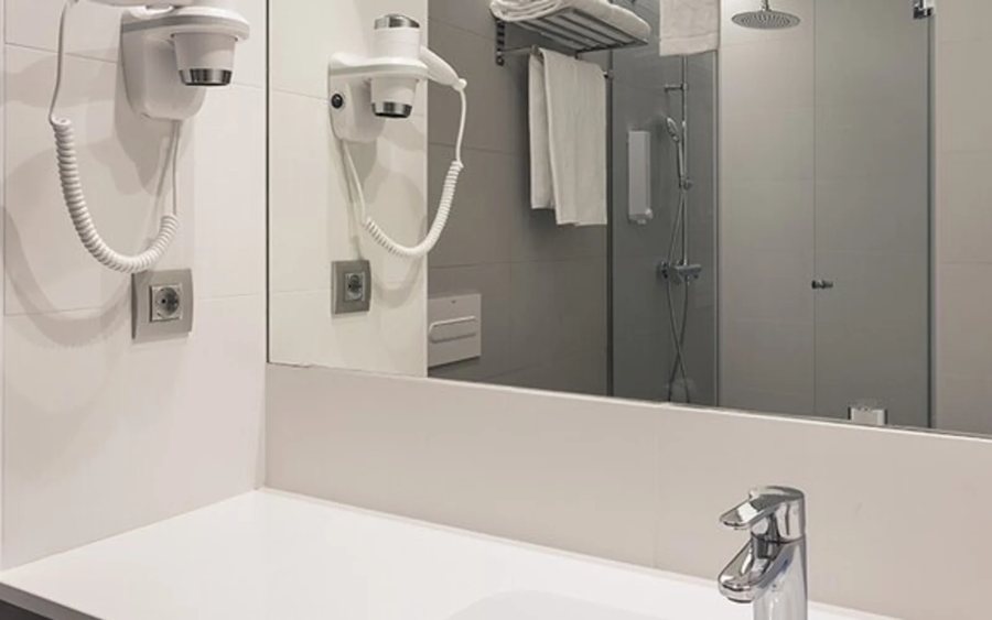 Ibis Budget Aeropuerto Barcelona Viladecans — Bathroom