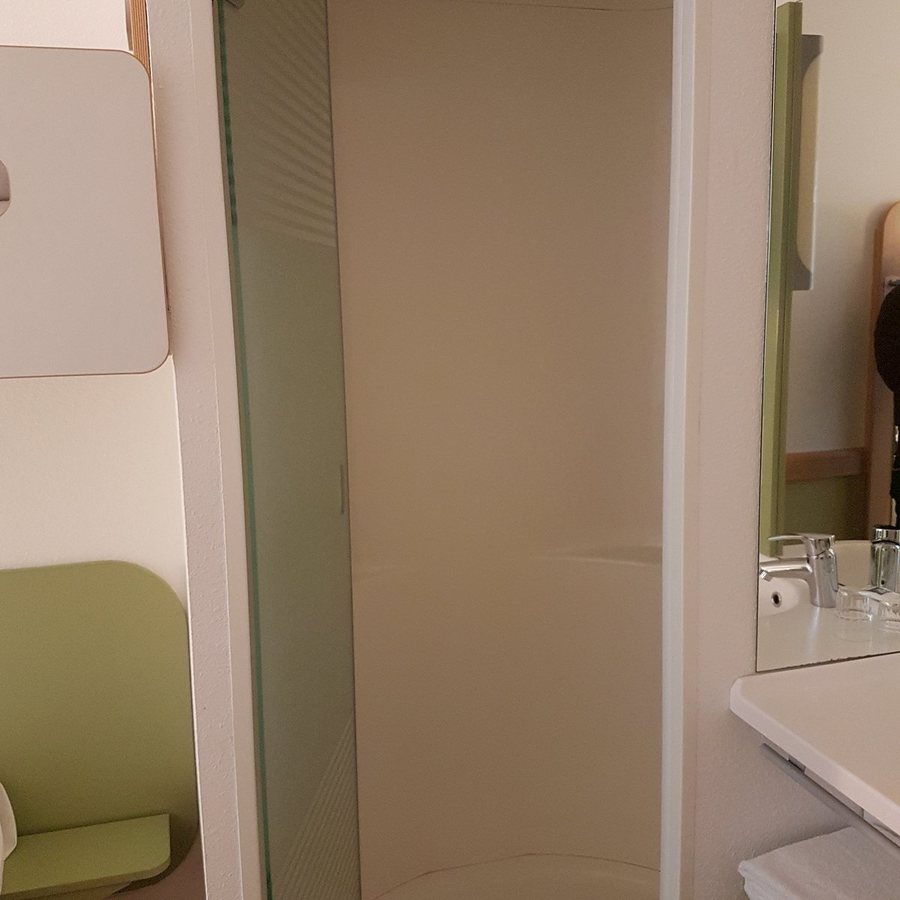 Ibis Budget Berlin Alexanderplatz — Bathroom