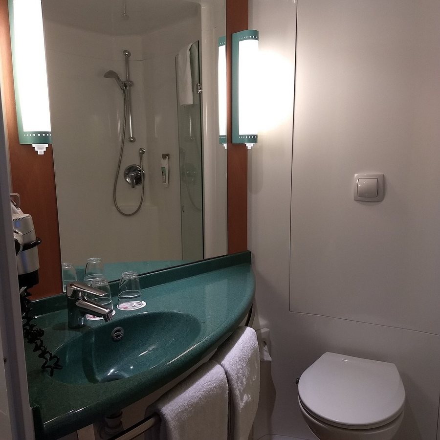 Ibis Budget Berlin City Potsdamer Platz — Bathroom
