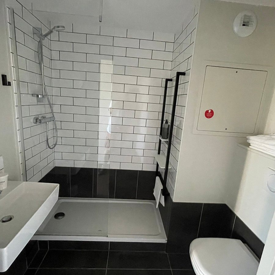 Ibis budget Bourgoin Jallieu Centre — Bathroom