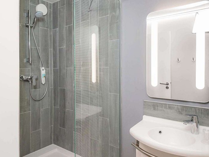 Ibis budget Caen Herouville — Bathroom