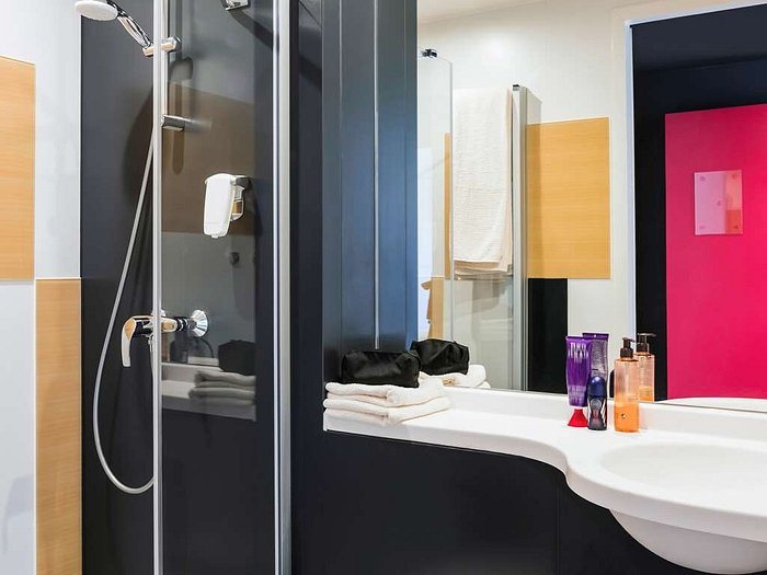 Ibis Budget Knokke — Bathroom