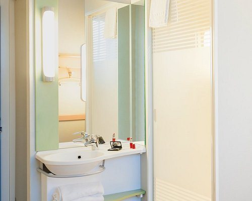 Ibis budget Madrid Calle 30 — Bathroom