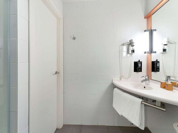 Ibis Budget Madrid Centro Las Ventas — Bathroom