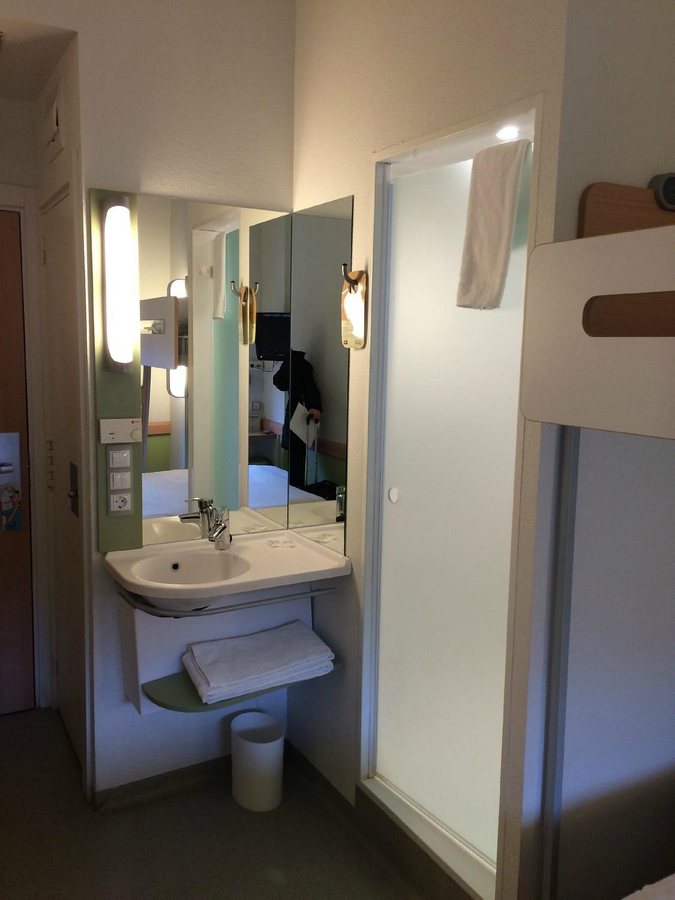 Ibis budget Madrid Vallecas — Bathroom