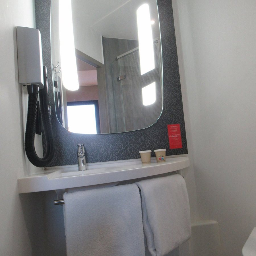 Ibis budget Niort Est La Creche — Bathroom