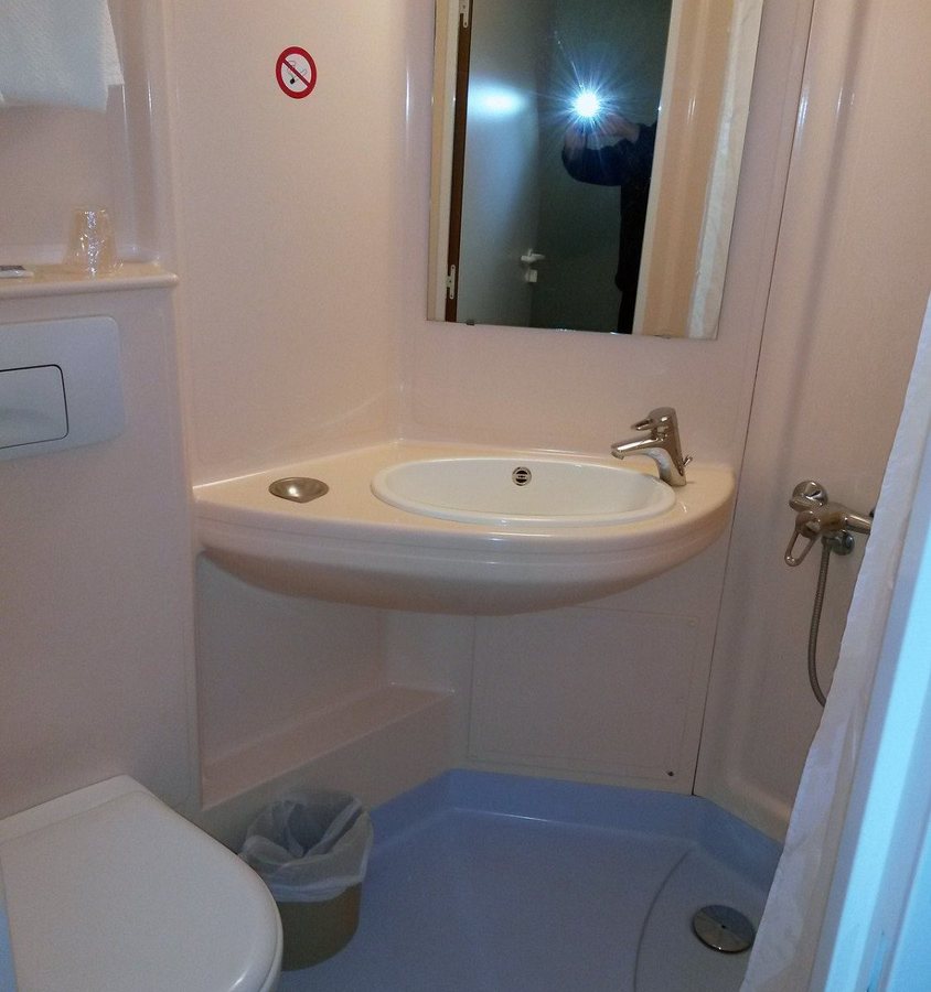 Ibis Budget Nuits Saint Georges — Bathroom