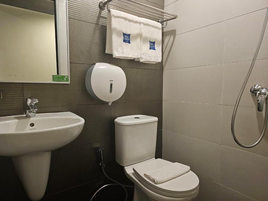 Ibis Budget Singapore Bugis — Bathroom