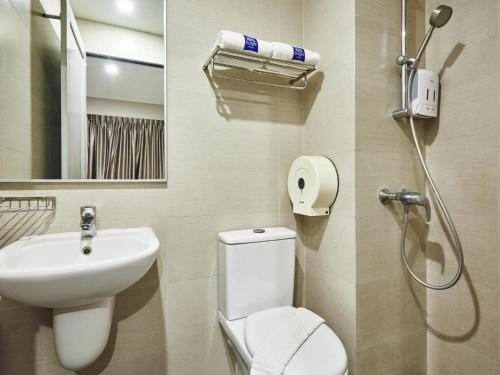 Ibis Budget Singapore Clarke Quay — Bathroom