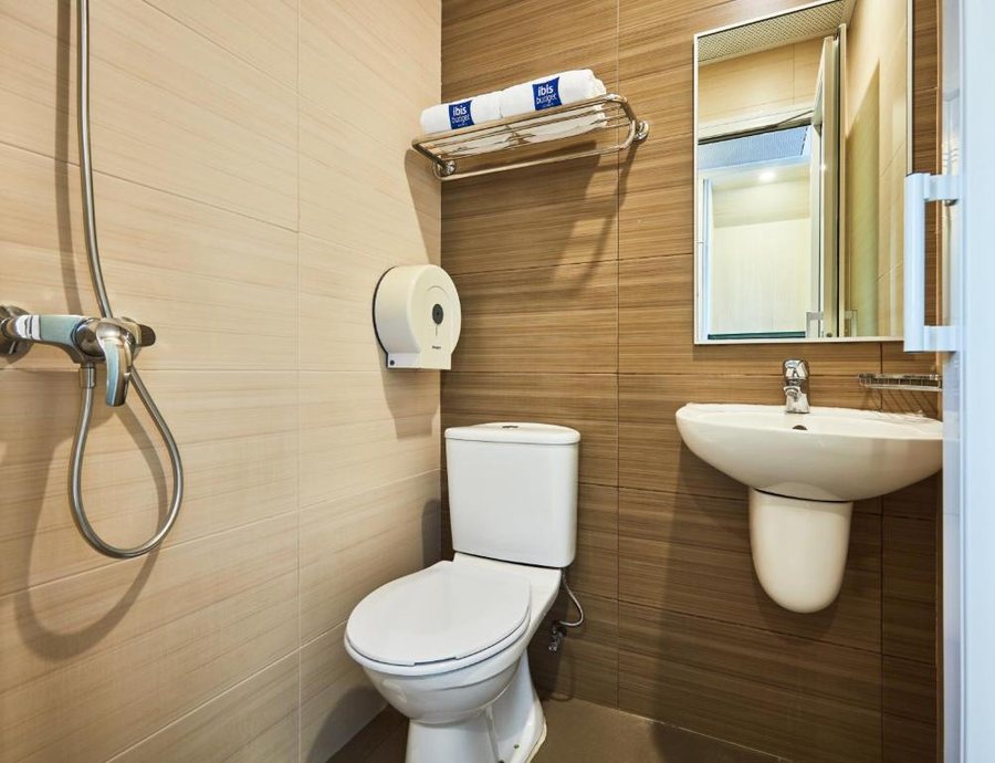 Ibis budget Singapore Imperial — Bathroom
