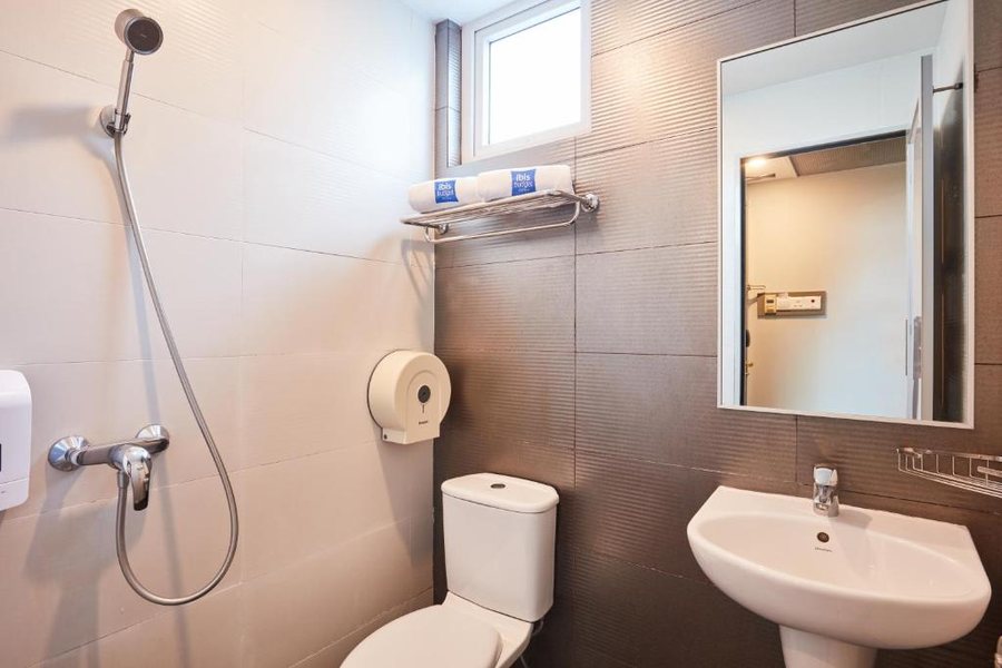 Ibis budget Singapore Joo Chiat — Bathroom