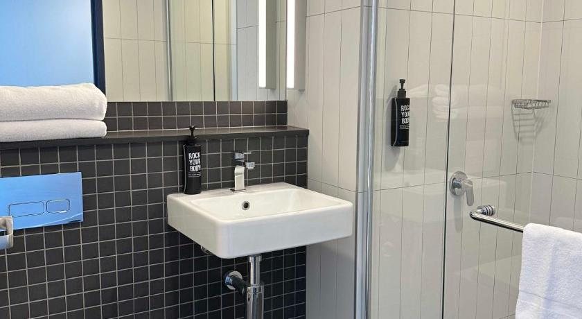 Ibis budget Sydney East — Bathroom