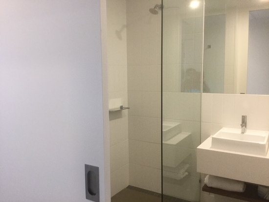 Ibis budget Windsor Brisbane — Bathroom