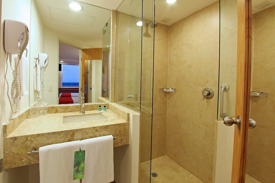 Ibis Cancun Centro Hotel — Bathroom