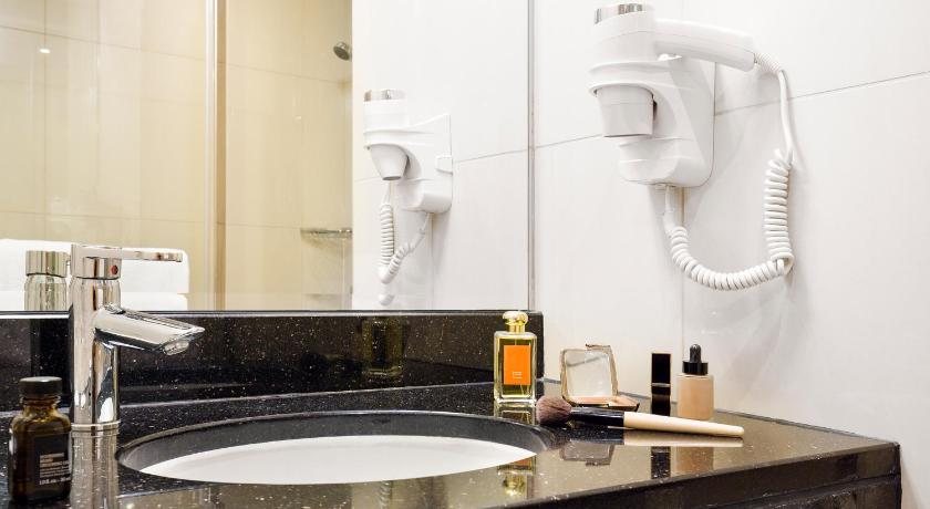 Ibis Dubai Al Rigga — Bathroom