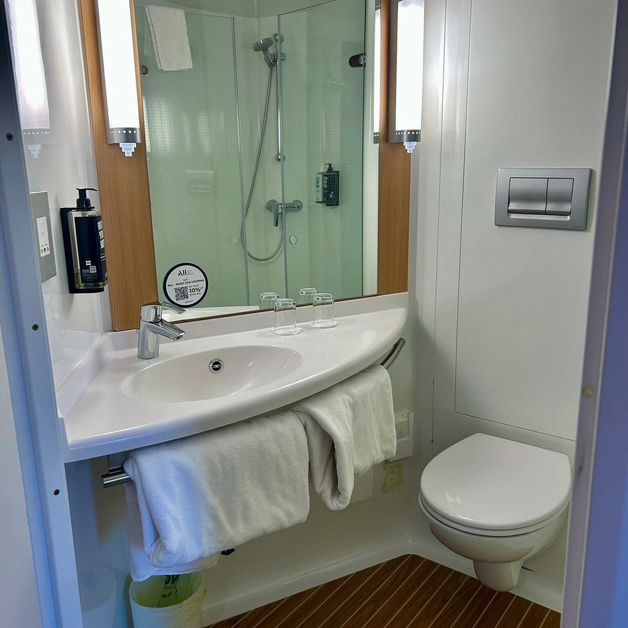 Ibis Edinburgh Centre South Bridge — Bathroom