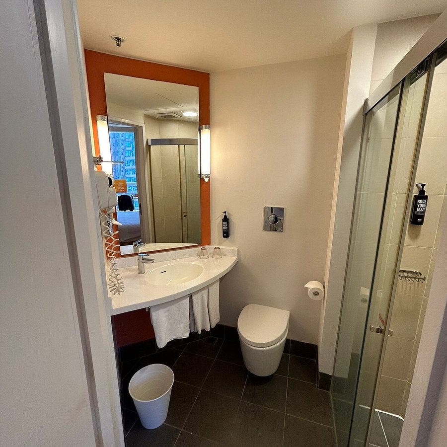Ibis Hong Kong North Point — Bathroom